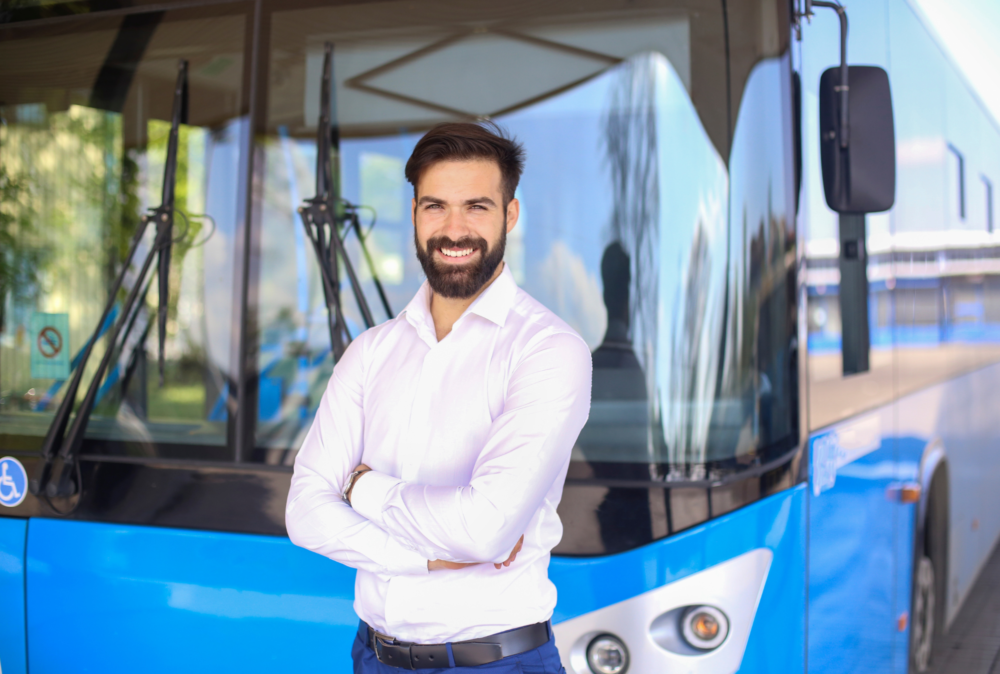 Photo d'un chauffeur devant un bus