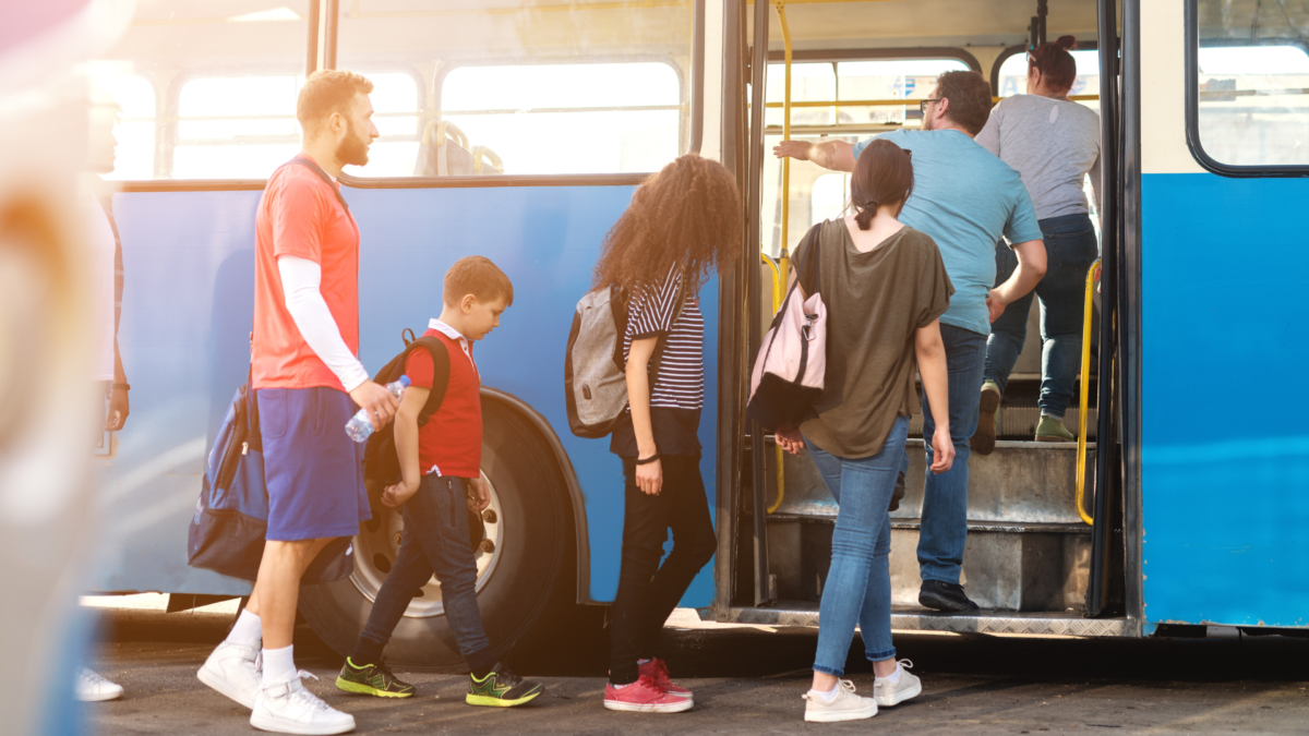 Photo d'un bus et des passagers